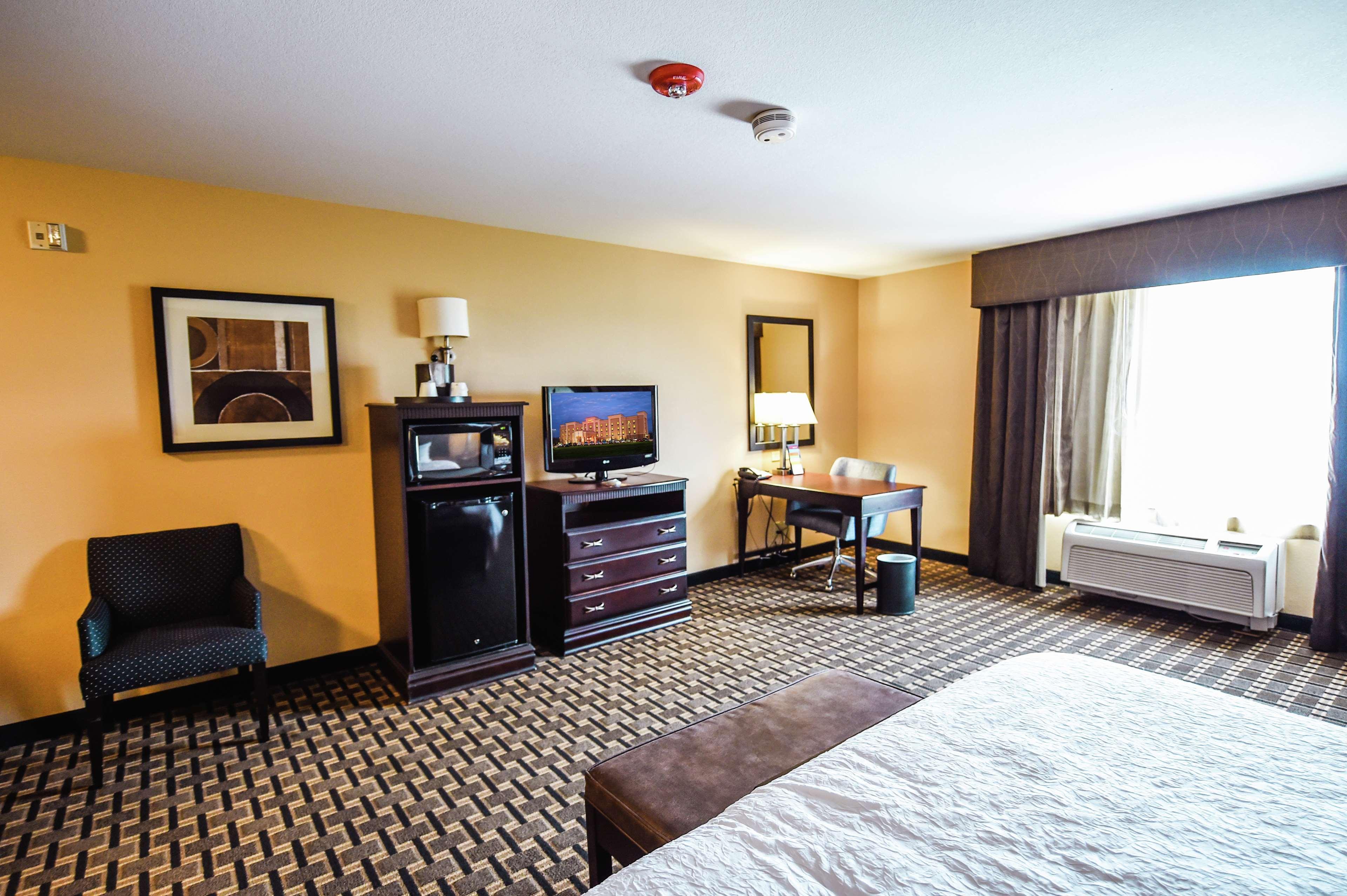 Hampton Inn & Suites Pine Bluff Exterior photo