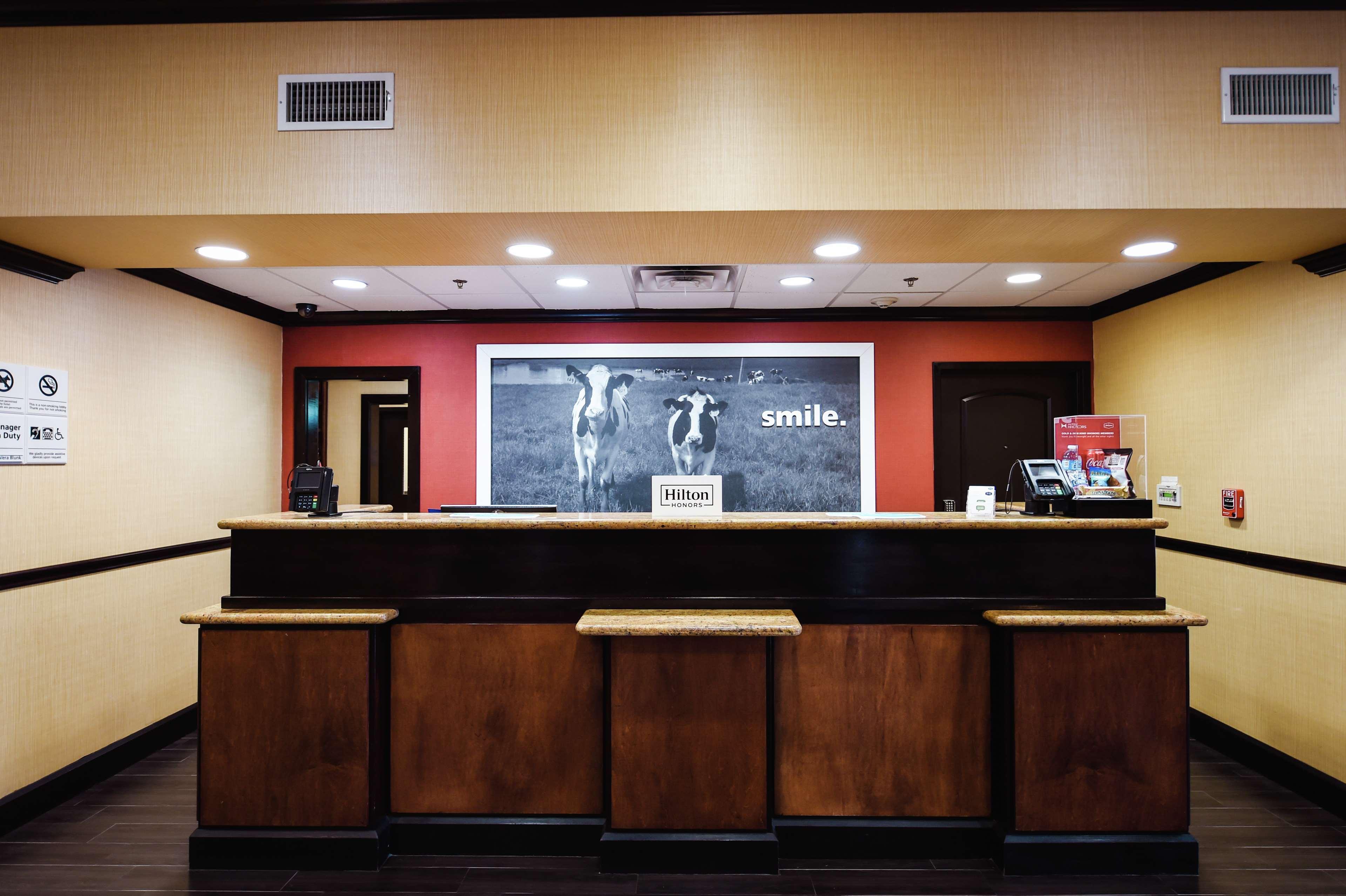 Hampton Inn & Suites Pine Bluff Exterior photo