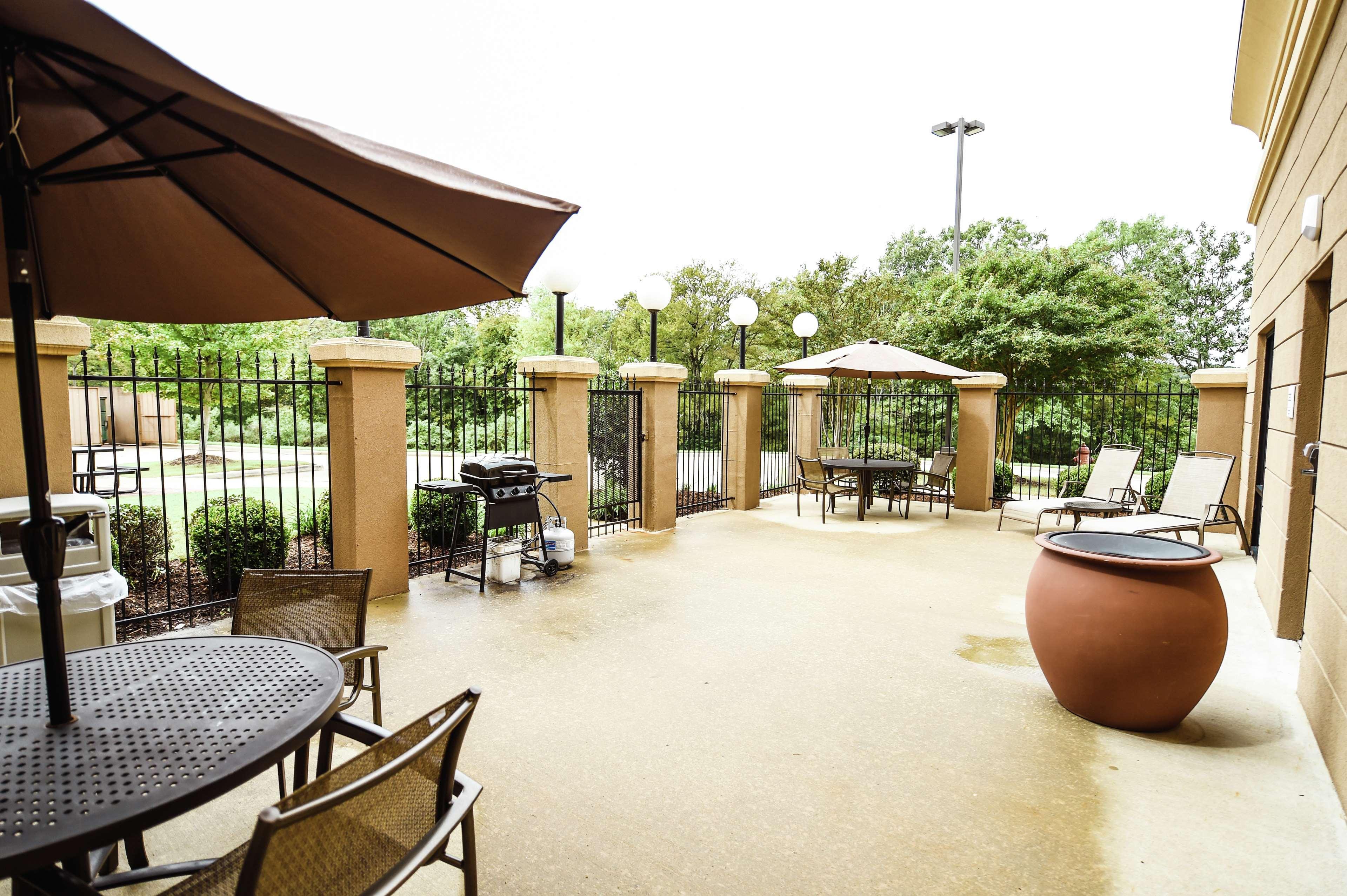 Hampton Inn & Suites Pine Bluff Exterior photo
