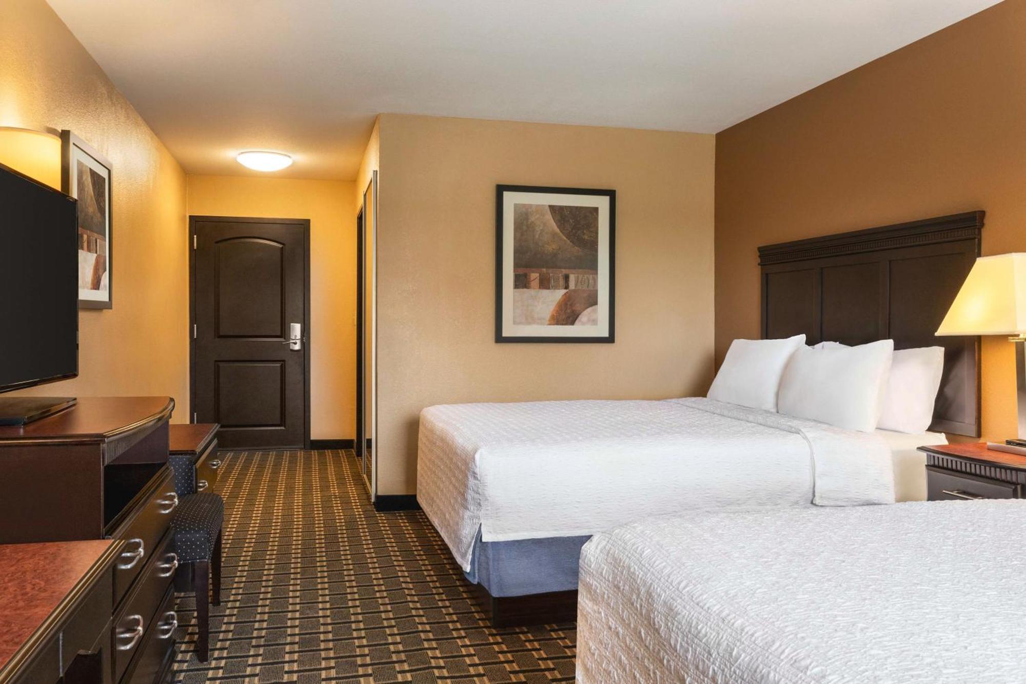 Hampton Inn & Suites Pine Bluff Exterior photo