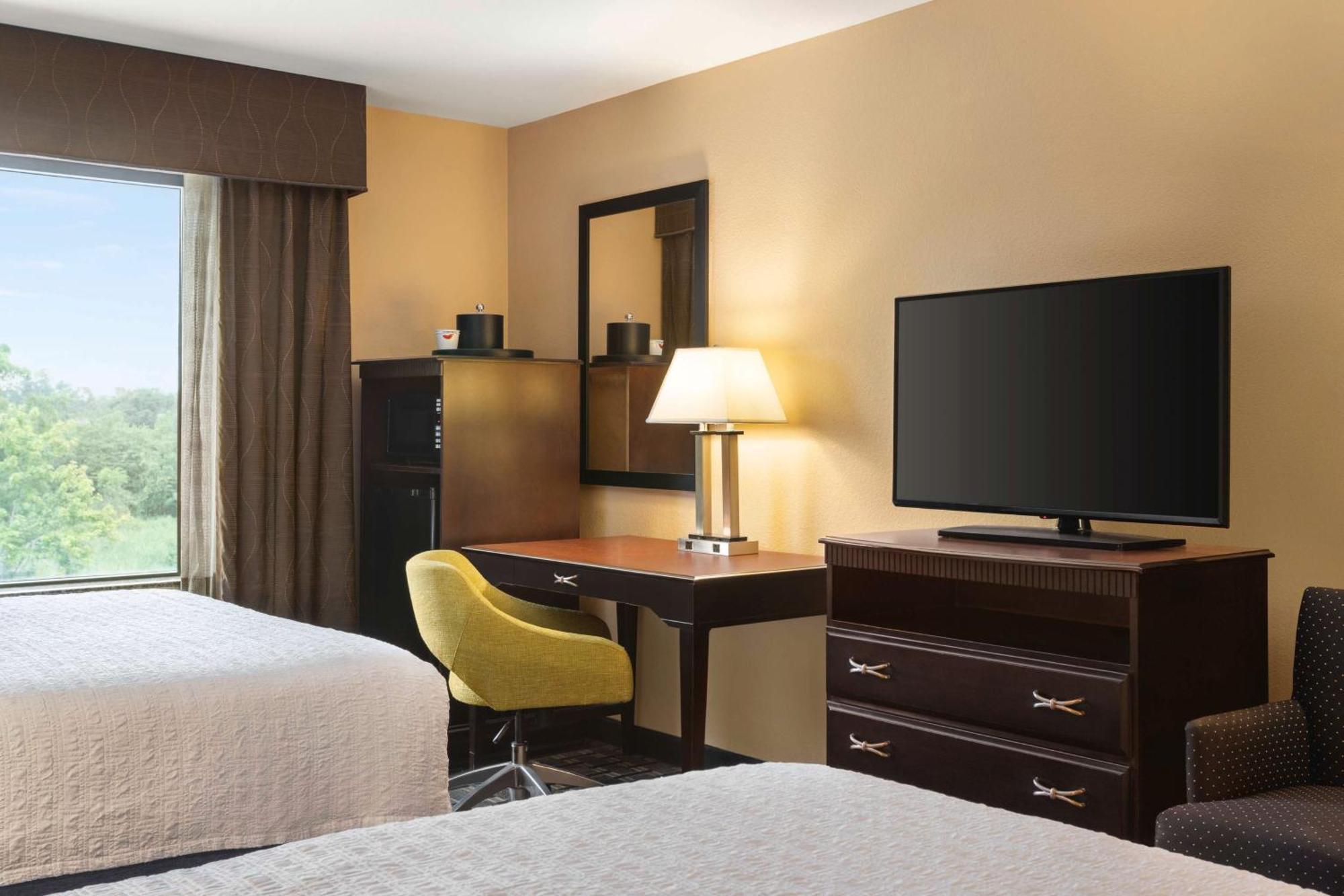 Hampton Inn & Suites Pine Bluff Exterior photo